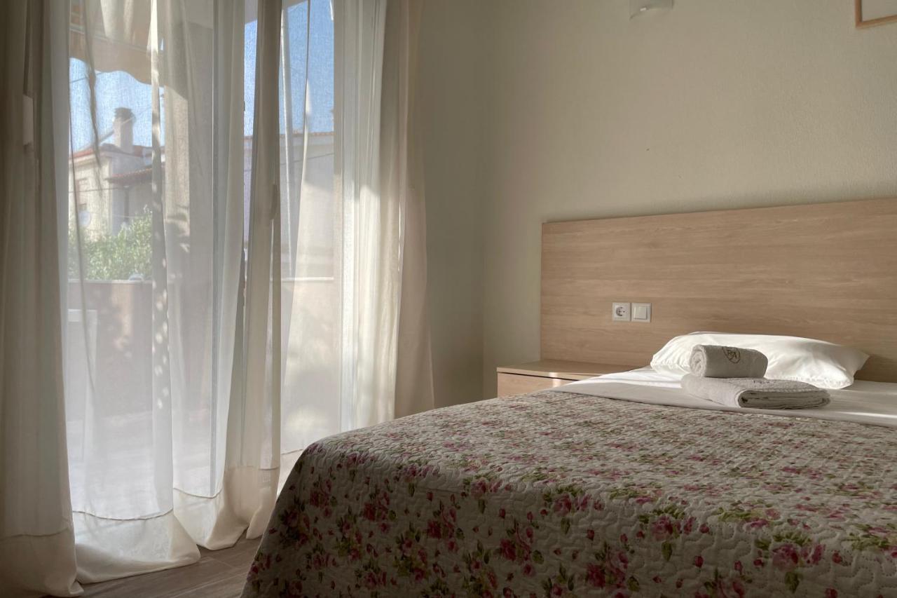 Royals Apartments Нікіті Екстер'єр фото