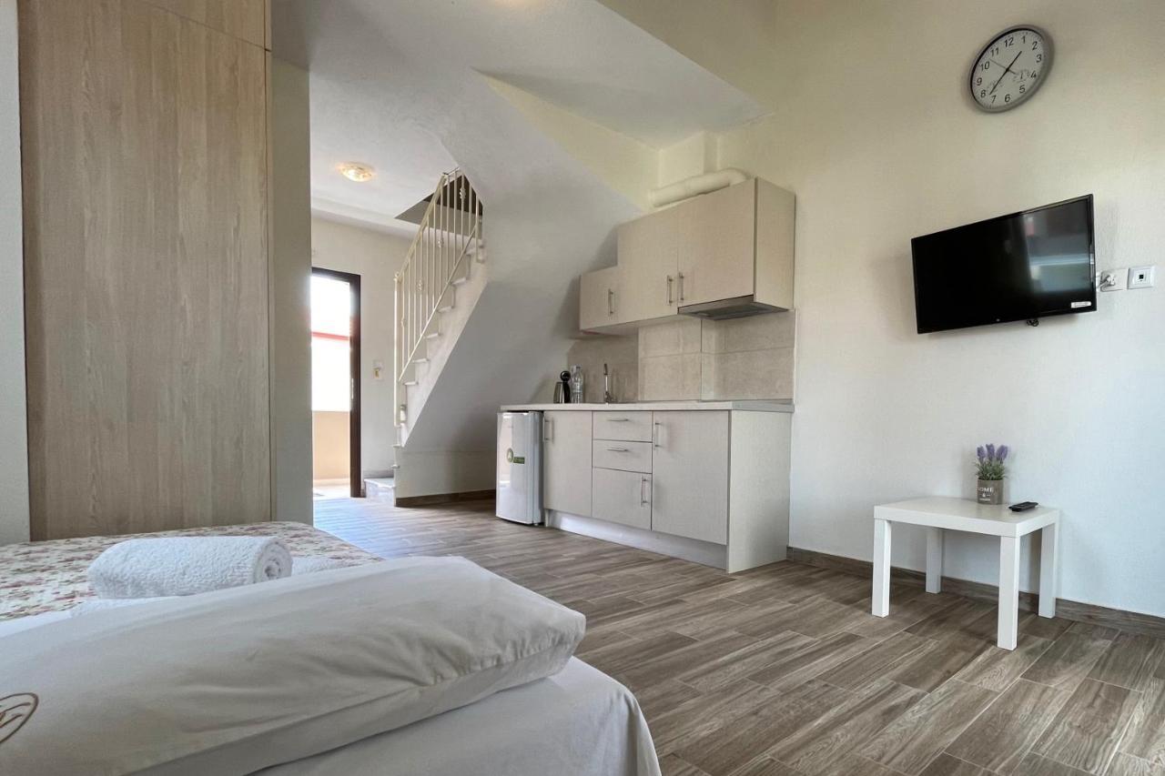 Royals Apartments Нікіті Екстер'єр фото