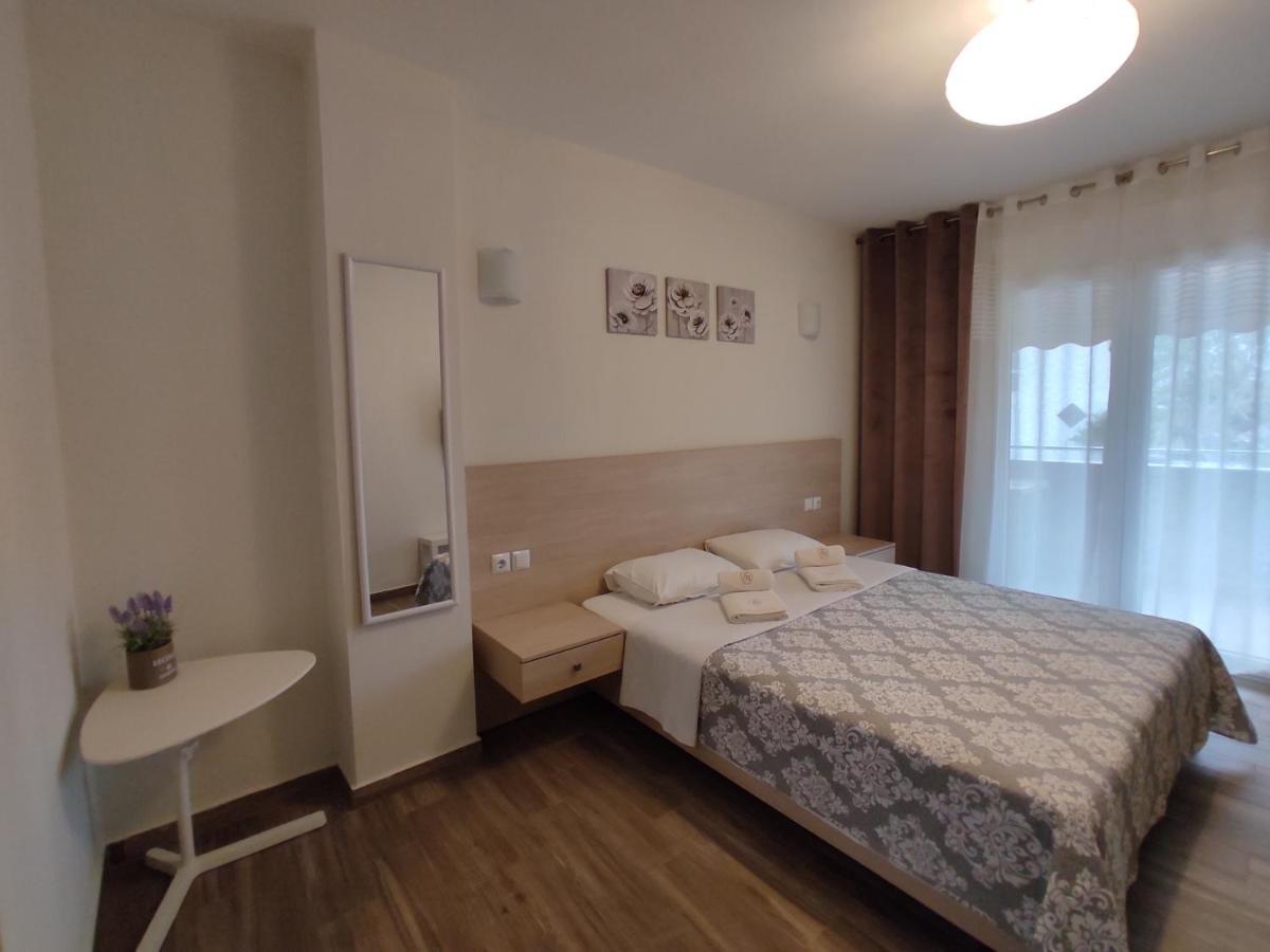 Royals Apartments Нікіті Екстер'єр фото