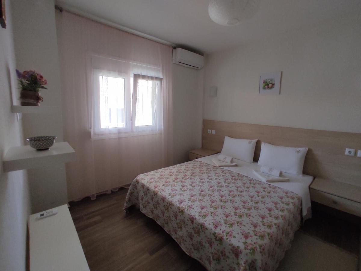 Royals Apartments Нікіті Екстер'єр фото