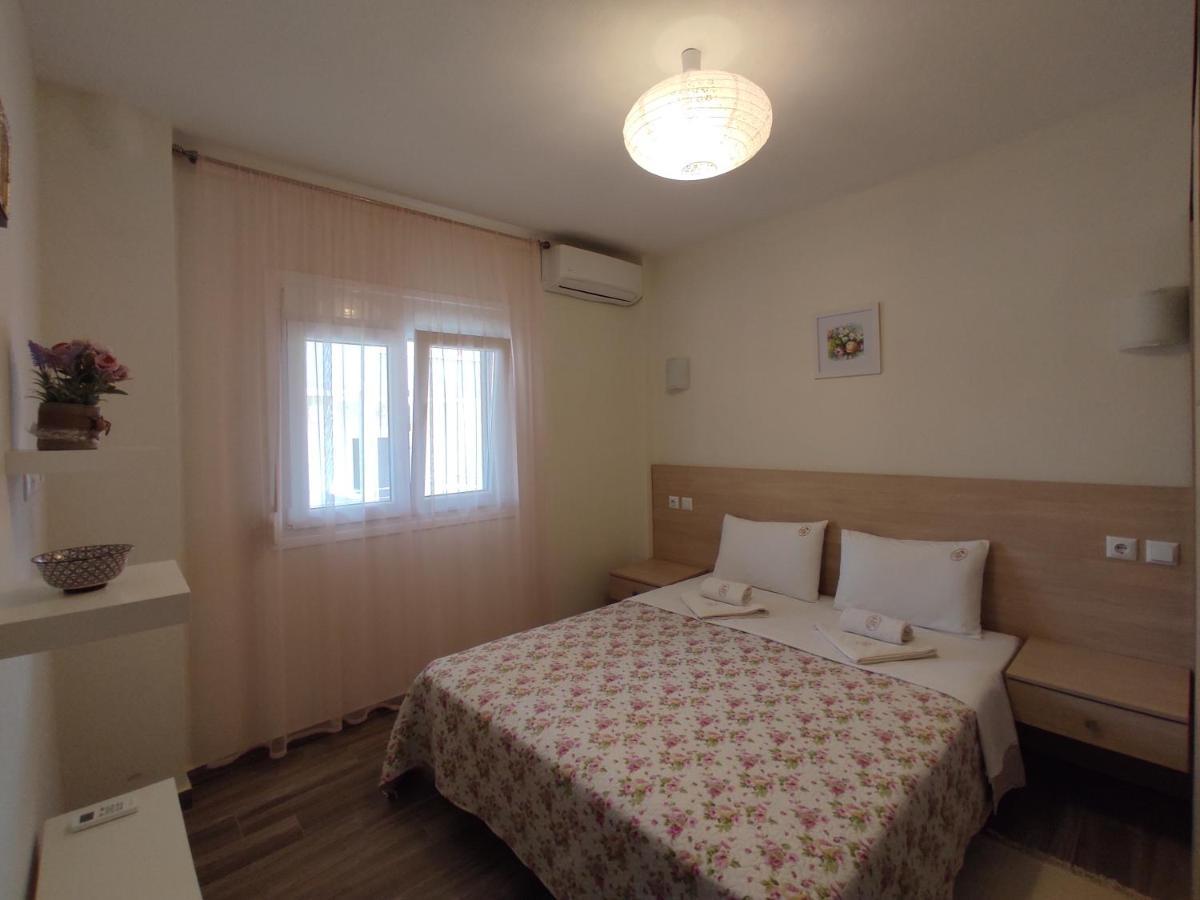 Royals Apartments Нікіті Екстер'єр фото